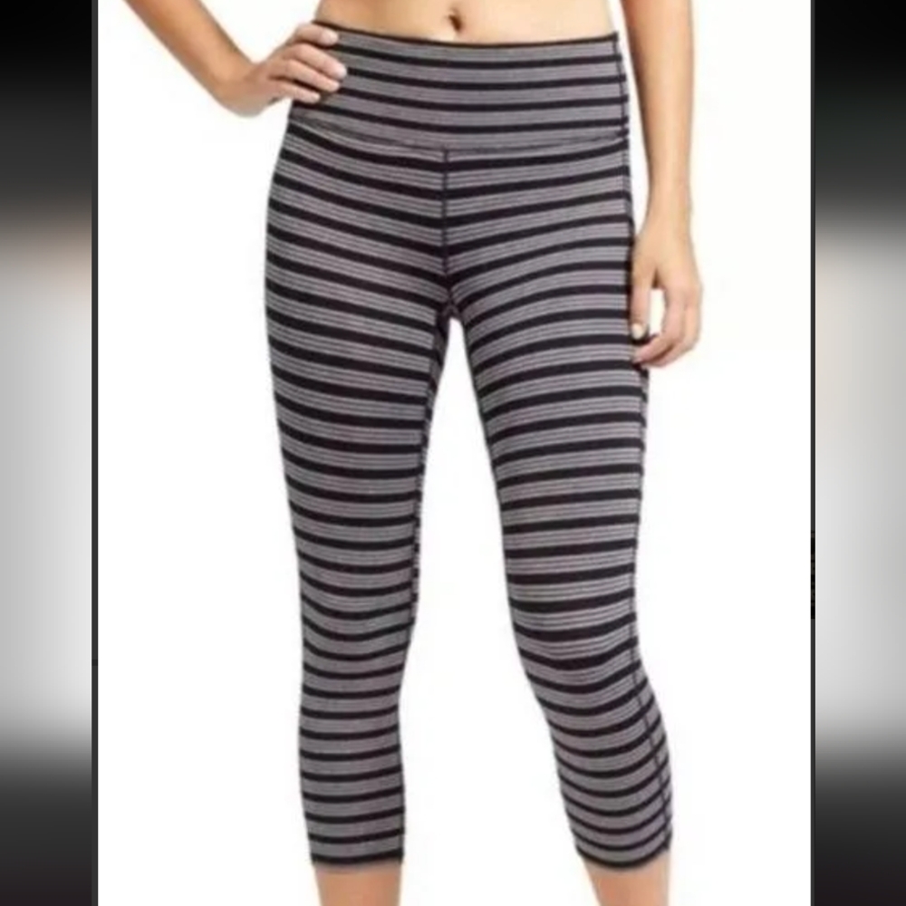 Athleta Chaturanga Crops‎ Black & Gray Striped women's size sm